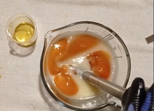 mixing-turmeric-soap