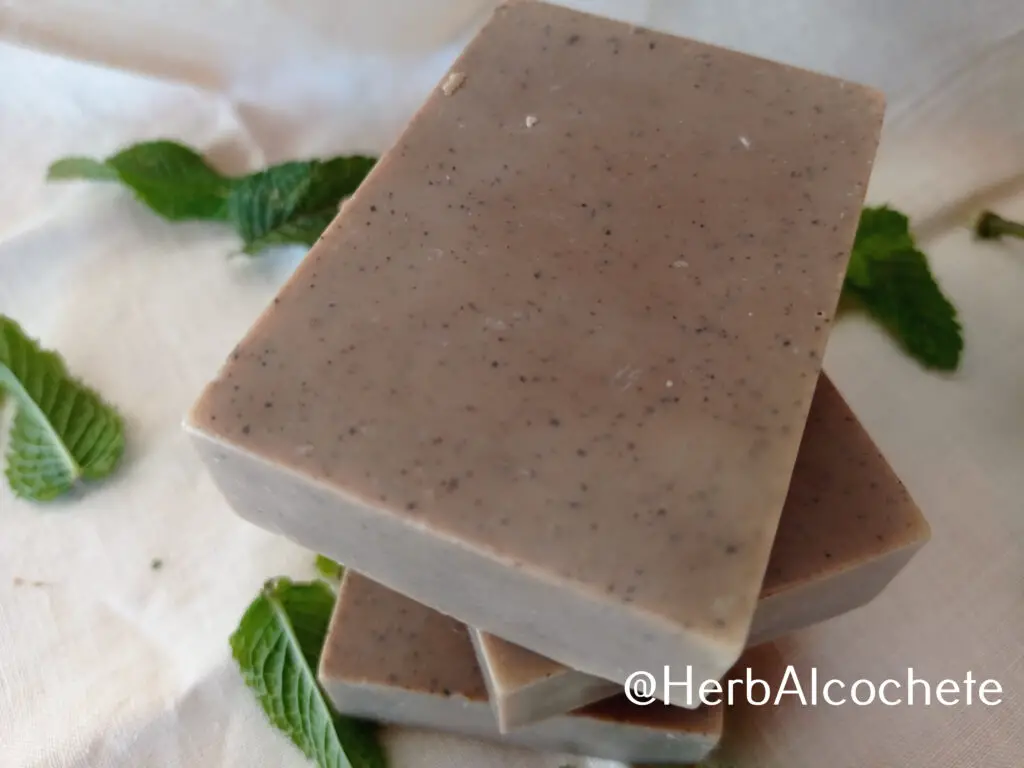 peppermint-soap-with-speckles